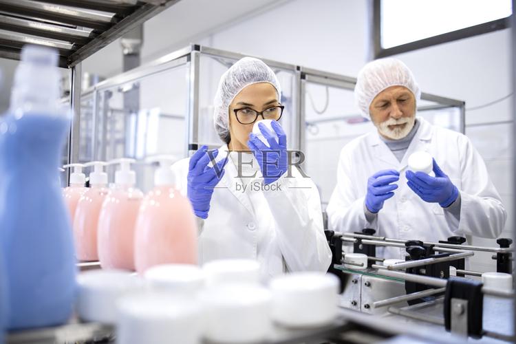 化妆品工厂的工人正在检查新的身体护理产品的气味和质量照片摄影图片